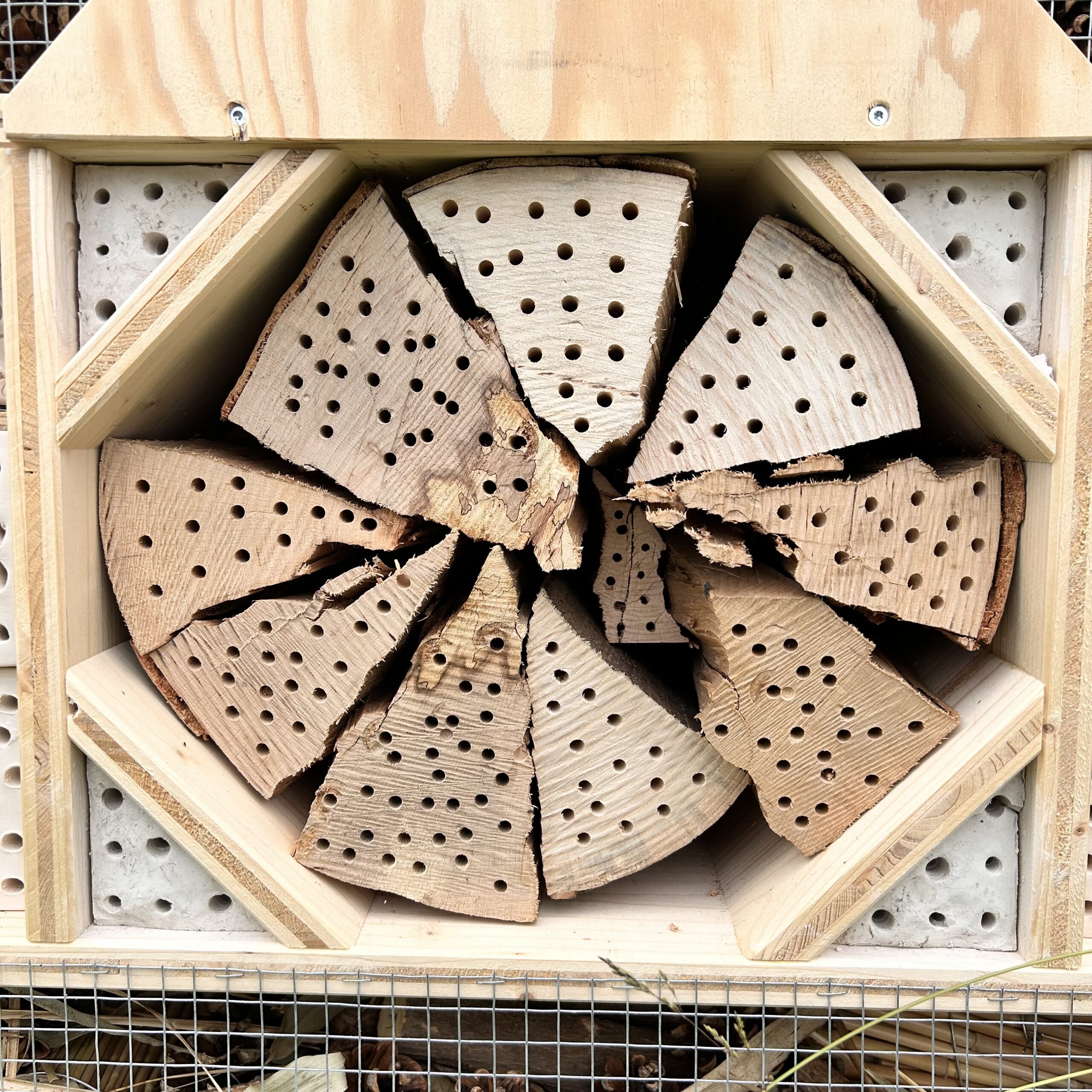 Hôtel à insectes 4 étoiles ⭐⭐⭐⭐ – Jardin familial & collectif – Image 12