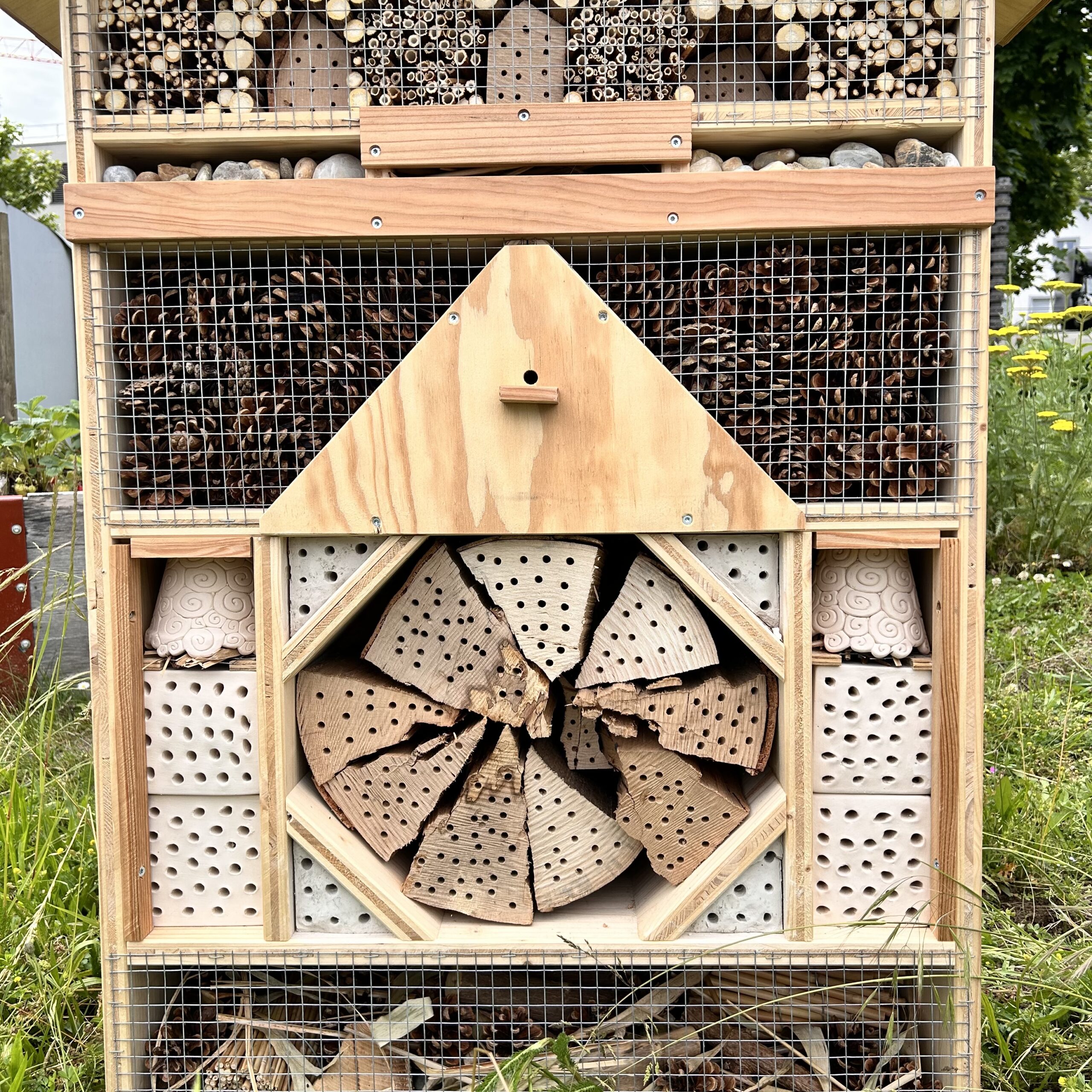 Hôtel à insectes 4 étoiles ⭐⭐⭐⭐ – Jardin familial & collectif – Image 13