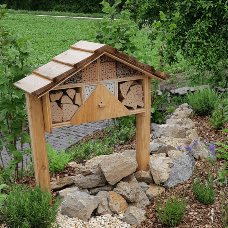 Hôtel à insectes 2 étoiles ⭐⭐ – Compact & solidaire